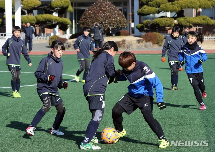 [장흥=뉴시스]장흥에서 훈련중인 축구팀. (사진=장흥군제공) praxis@newsis.com