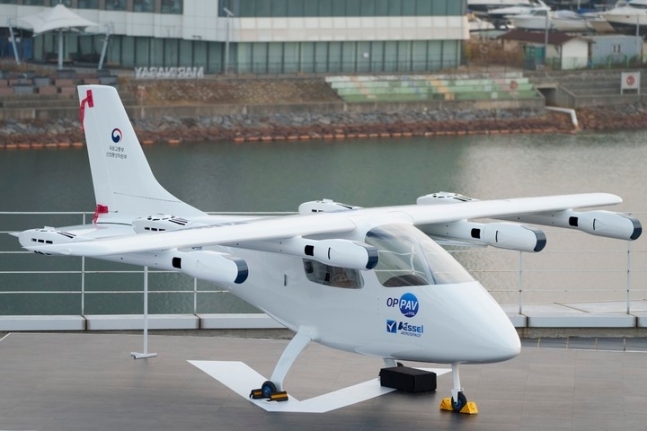 [서울=뉴시스] 23일 경기도 김포시 고촌읍 아라마리나에서 열린 2022 도심항공모빌리티(UAM) 비행시연 행사에서 국내 제작 UAM 구조시제기 OPPAV가 공개되고 있다. (사진=국토교통부 제공) 2022.11.23. photo@newsis.com *재판매 및 DB 금지