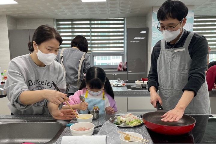 [대구=뉴시스] 대구시 달서구는 달서가족문화센터에서 토요가족만세를 운영한다. (사진 = 대구시 달서구 제공) 2023.01.10. photo@newsis.com  *재판매 및 DB 금지