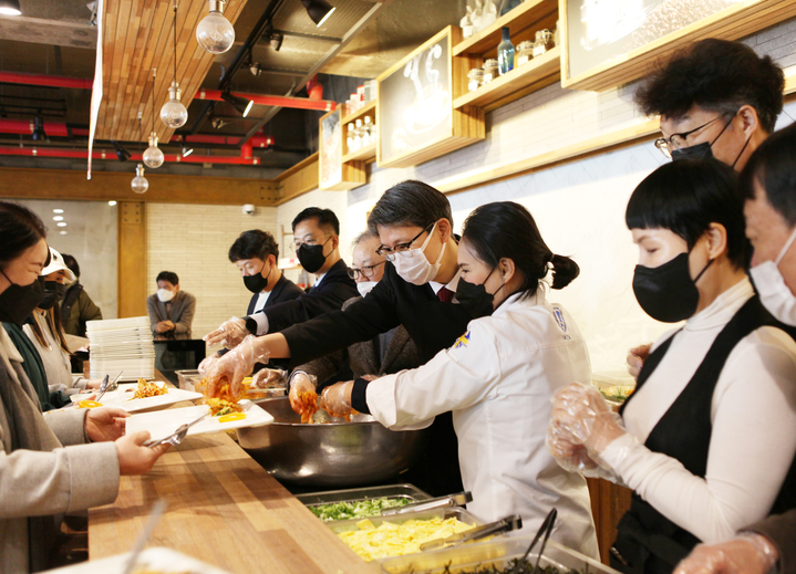 떡국 배식하는 이정열 총장 *재판매 및 DB 금지