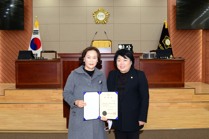 [울산=뉴시스] 구미현 기자 = 울산 중구의회가 10일 의원회의실에서 신규 인사위원을 위촉하고 새해 첫 인사위원회도 개최했다. 2023.01.10. (사진=울산 중구의회 제공) photo@newsis.com *재판매 및 DB 금지