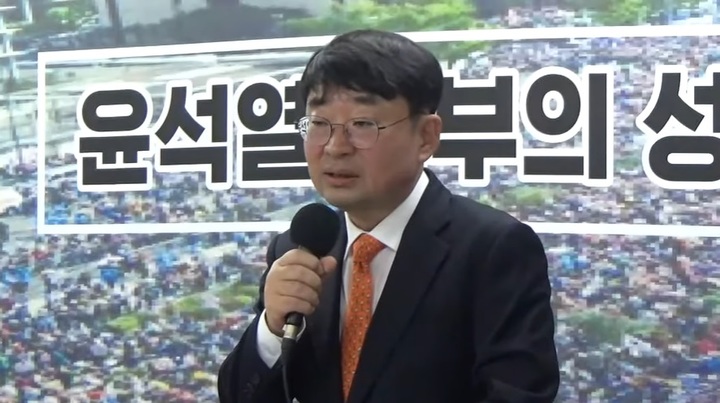 [서울=뉴시스] 보수 유튜버 신혜식 '신의 한수' 대표가 10일 서울 여의도 극동VIP빌딩에서 국민의힘 최고위원 출마 개소식을 진행했다. (사진=신의한수 유튜브 화면 캡처). 2023.01.10. photo@newsis.com *재판매 및 DB 금지