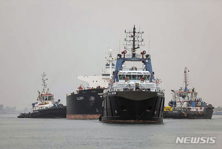 [ 수에즈운하= AP/뉴시스] 수에즈 운하 당국이 제공한 지난 달 1월9일 고장난 옥수수 운반선 MV글로리 호의 예인장면 사진. 이 배의 고장으로 막혔던 수에즈운하의 물길은 예인후 곧 복구 되었다. 2023년 2월 1일에도 수에즈 운하에서는 대형 가스유조선이 고장으로 멈췄지만 예인후 통행이 재개되었다. 