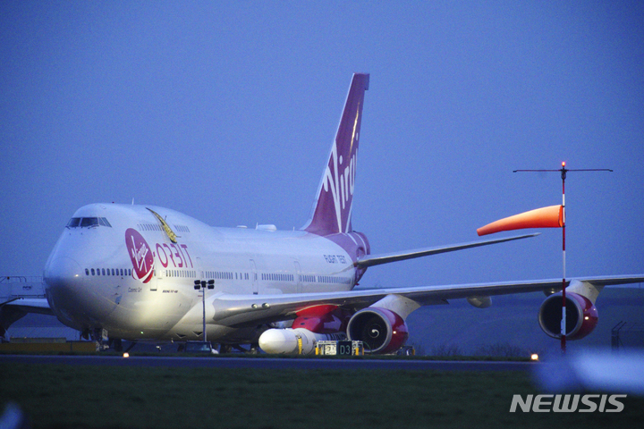 [AP/뉴시스] 우주로켓을 실은 보잉 747 점보제트기가 9일 영국 콘월 우주발사 공항시설에서 이륙을 기다리고 있다 