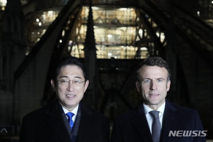 [파리=AP/뉴시스] 프랑스를 방문한 기시다 후미오(왼쪽) 일본 총리가 9일(현지시간) 에마뉘엘 마크롱 프랑스 대통령과 함께 파리의 노트르담 대성당 재건 현장을 방문해 둘러보고 있다. 기시다 총리는 5월 일본에서 열리는 주요 7개국(G7) 정상회의를 앞두고 회원국을 순방 중이다. 2023.01.10.