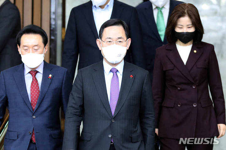 [서울=뉴시스] 전진환 기자 = 주호영 국민의힘 원내대표가 10일 오전 서울 여의도 국회에서 열린 원내대책회의에 참석하고 있다.  2023.01.10. amin2@newsis.com