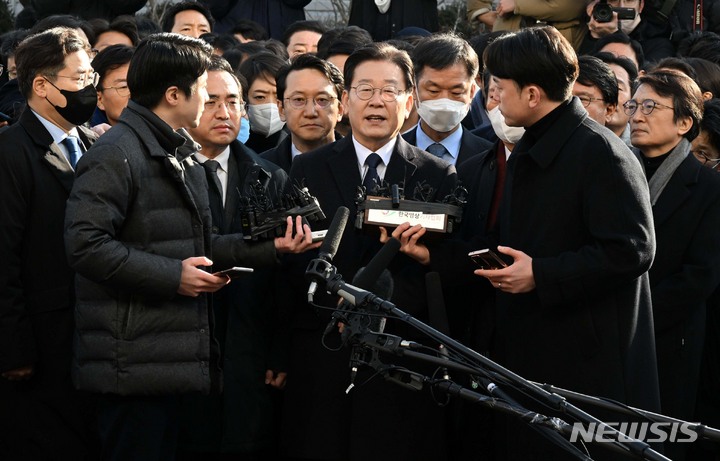 [성남=뉴시스] 사진공동취재단 = '성남FC 후원금' 의혹을 받고 있는 이재명 더불어민주당 대표가 10일 경기도 성남시 수원지방검찰청 성남지청으로 출석하기 앞서 입장을 밝히고 있다. 2023.01.10. photo@newsis.com