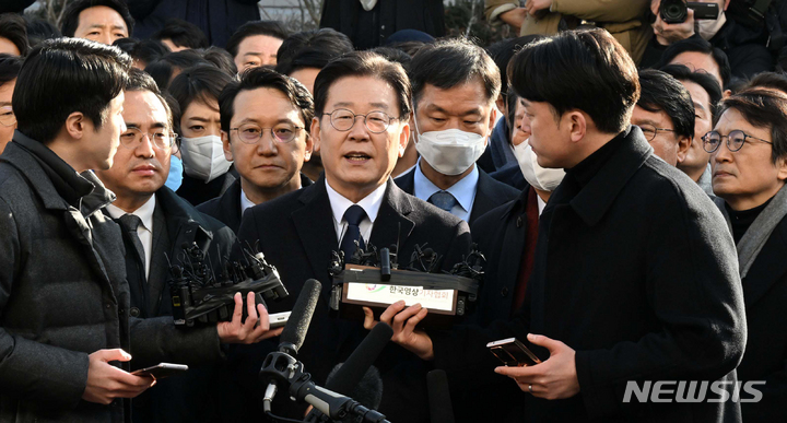 [성남=뉴시스] 사진공동취재단 = '성남FC 후원금' 의혹을 받고 있는 이재명 더불어민주당 대표가 10일 경기도 성남시 수원지방검찰청 성남지청으로 출석하기 앞서 입장을 밝히고 있다. 2023.01.10. photo@newsis.com