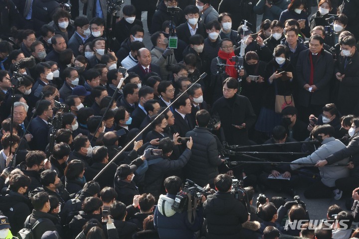 [성남=뉴시스] 사진공동취재단 = 이재명 더불어민주당 대표가 10일 경기도 성남시 수원지검 성남지청으로 출석하기 앞서 입장을 밝히고 있다. 2023.01.10. photo@newsis.com