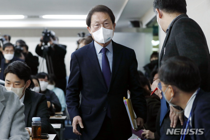 [서울=뉴시스] 최동준 기자 = 조희연 서울시교육감이 10일 서울 종로구 서울시교육청에서 '기초학력 보장 강화 방안' 기자간담회에 입장하고 있다. 2023.01.10. photocdj@newsis.com