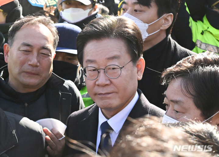 [서울=뉴시스] 사진공동취재단 = '성남FC 후원금' 의혹을 받고 있는 이재명 더불어민주당 대표가 10일 성남 수정구 수원지방검찰청검 성남지청에 출석하고 있다. 2023.01.10. photo@newsis.com