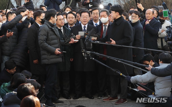 [성남=뉴시스] 사진공동취재단 = '성남FC 후원금' 의혹을 받고 있는 이재명 더불어민주당 대표가 10일 경기도 성남시 수원지방검찰청 성남지청으로 출석하기 앞서 입장을 밝히고 있다. 2023.01.10. photo@newsis.com