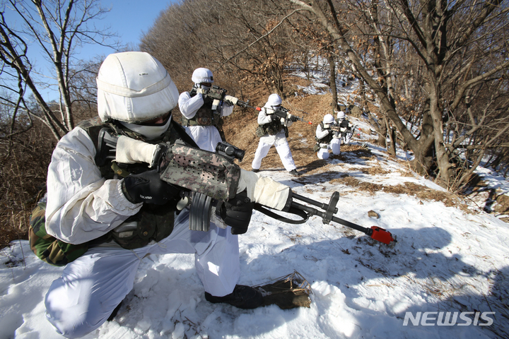 [철원=뉴시스] 김경목 기자 = 10일 오전 육군 제15보병사단(승리부대) 을지여단 대성산대대 장병들이 강원도 철원 중부전선 대성산(1175ｍ) 작전지역에서 새해 첫 혹한기훈련을 하고 있다. 장병들은 1000ｍ를 오르내리는 험준한 동계 산악지형에 적응하기 위해 체감온도 영하 15도에 달하는 혹독한 추위와 무릎까지 오는 눈밭을 뚫고 거점 점령 훈련을 성공적으로 해냈다. 2023.01.10. photo31@newsis.com