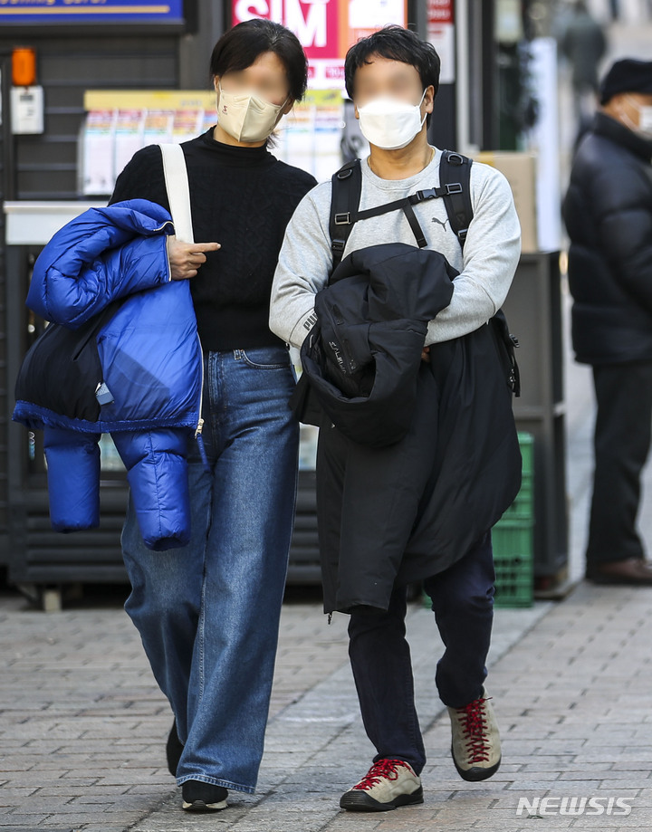 [서울=뉴시스] 정병혁 기자 = 서울 낮 기온이 7도까지 오르는 비교적 포근한 날씨를 보인 지난 10일 오후 서울 중구 명동에서 겉옷을 벗은 시민이 이동하고 있다. 2023.01.10. jhope@newsis.com