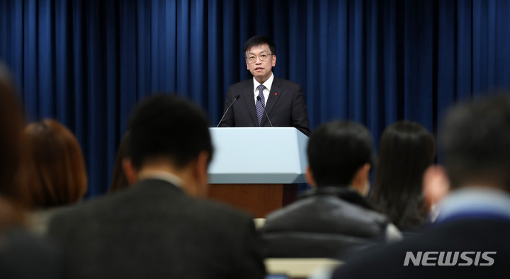 [서울=뉴시스] 전신 기자 = 최상목 경제수석이 10일 서울 용산 대통령실 청사에서 윤석열 대통령 UAE·스위스 순방 관련 브리핑을 하고 있다. 2023.01.10. photo1006@newsis.com