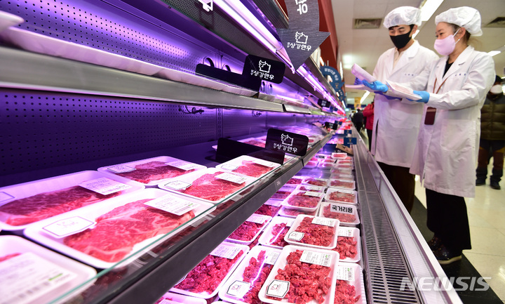 [대구=뉴시스] 이무열 기자 = 식품의약품안전처는 2022년 국내 수입식품 통계를 26일 발표했다. 지난 10일 오후 대구의 한 대형마트에서 대구시 보건환경연구원과 북구청 관계자들이 제수용·선물용 축산물 안전성 검사를 하고 있다. 2023.01.26. lmy@newsis.com