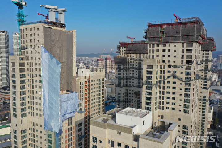 [광주=뉴시스] 이영주 기자 = 화정아이파크 붕괴 참사 1주기를 하루 앞둔 10일 오후 광주 서구 화정동 화정아이파크 2단지의 모습. 2023.01.10. leeyj2578@newsis.com