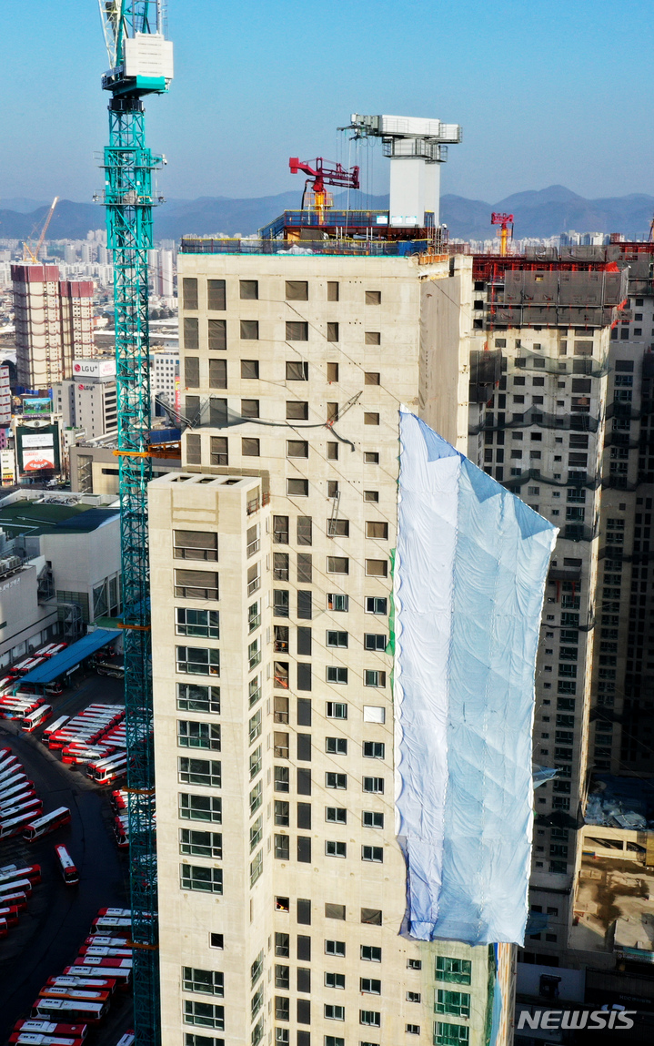 [광주=뉴시스] 이영주 기자 = 화정아이파크 붕괴 참사 1주기를 하루 앞둔 10일 오후 광주 서구 화정동 화정아이파크 201동의 모습. 2023.01.10. leeyj2578@newsis.com