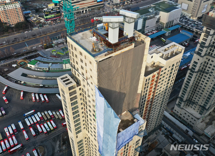 [광주=뉴시스] 이영주 기자 = 화정아이파크 붕괴 참사 1주기를 하루 앞둔 10일 오후 광주 서구 화정동 화정아이파크 201동 붕괴면에 천막이 쳐져 있다. 2023.01.10. leeyj2578@newsis.com