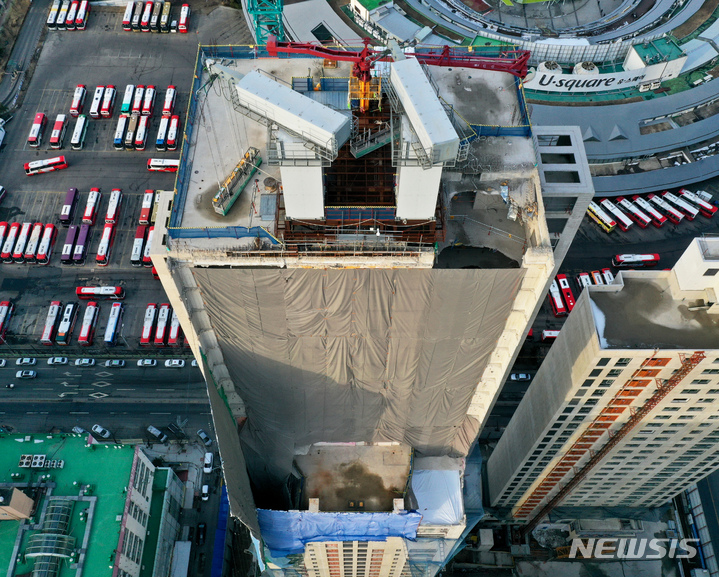 [광주=뉴시스] 이영주 기자 = 화정아이파크 붕괴 참사 1주기를 하루 앞둔 10일 오후 광주 서구 화정동 화정아이파크 201동 붕괴면에 천막이 쳐져 있다. 2023.01.10. leeyj2578@newsis.com