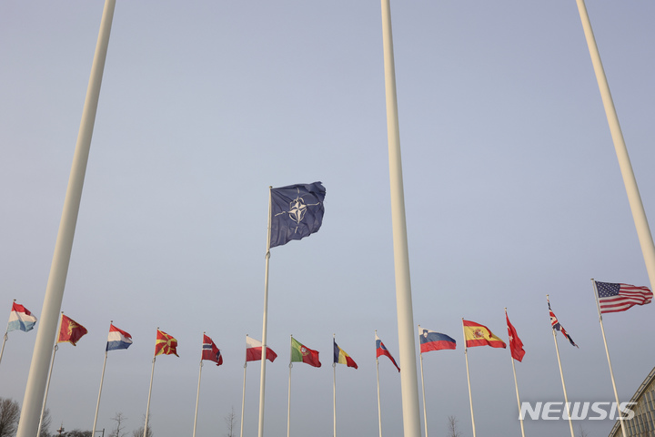 [브뤼셀=AP/뉴시스]벨기에 수도 브뤼셀에 위치한 나토 본부에서 나토 깃발과 회원국들의 국기가 펄럭이는 모습.