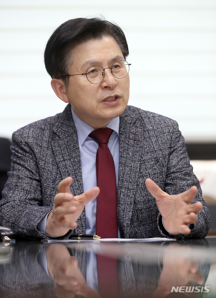 [서울=뉴시스] 김금보 기자 = 국민의힘 당권주자인 황교안 전 대표가 10일 오후 서울 용산구에 위치한 황교안 비전캠프 집무실에서 가진 뉴시스와의 인터뷰에서 발언하고 있다. 2023.01.11. kgb@newsis.com