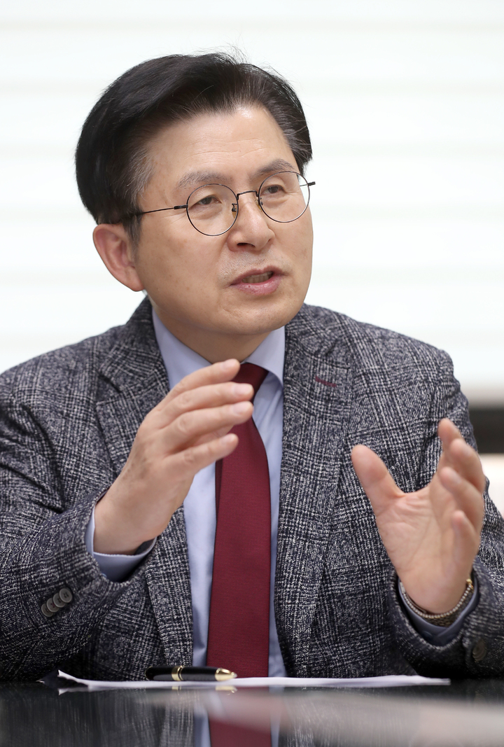 [서울=뉴시스] 김금보 기자 = 국민의힘 당권주자인 황교안 전 대표가 10일 오후 서울 용산구에 위치한 황교안 비전캠프 집무실에서 가진 뉴시스와의 인터뷰에서 발언하고 있다. 2023.01.11. kgb@newsis.com