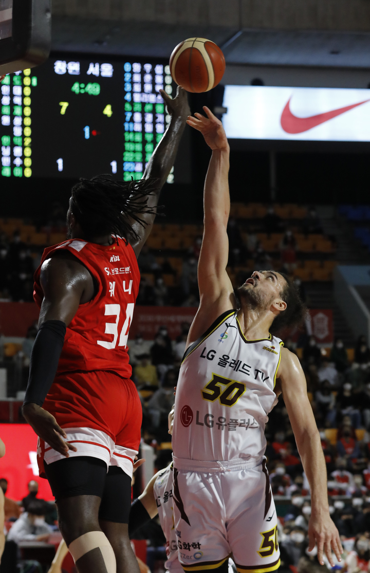 [서울=뉴시스] 고승민 기자 = 지난 2023년 1월10일 서울 잠실학생체육관에서 열린 2022-2023 KBL 서울 SK 대 창원 LG 경기, LG 마레이가 슛을 시도하다 SK 워니에게 블로킹 당하고 있다. 2023.01.10. kkssmm99@newsis.com