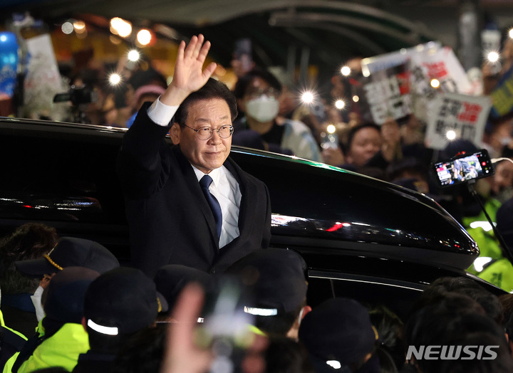 [서울=뉴시스] 고승민 기자 = 이재명 더불어민주당 대표가 10일 오후 경기 성남시 수원지방검찰청 성남지청에서 '성남 FC 후원금 의혹' 관련 조사를 마치고지지자들을 향해 손 흔들고 있다.(공동취재사진) 2023.01.10. photo@newsis.com