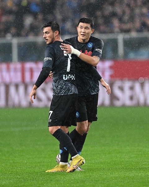 [서울=뉴시스]엘리프 엘마스(좌), 김민재(우). 2023.01.11. (사진=나폴리 공식 SNS 갈무리) *재판매 및 DB 금지