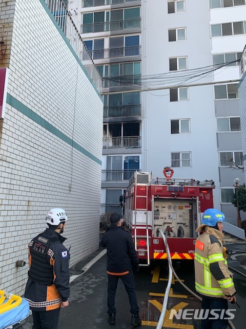 [남해=뉴시스] 차용현 기자 = 11일 오전 경남 남해군 남해읍의 한 아파트에서 화재가 발생해 집안에 거주하던 70대 남성이 연기흡입으로 병원에서 치료들 받고 있다. 2023.01.11.(사진=독자 제공) photo@newsis.com 