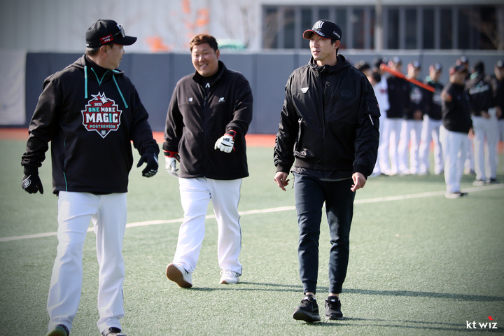 [서울=뉴시스] KT 위즈 마무리 훈련에 합류한 전병두 KT 퓨처스팀 코치. (사진 = KT 위즈 제공) *재판매 및 DB 금지