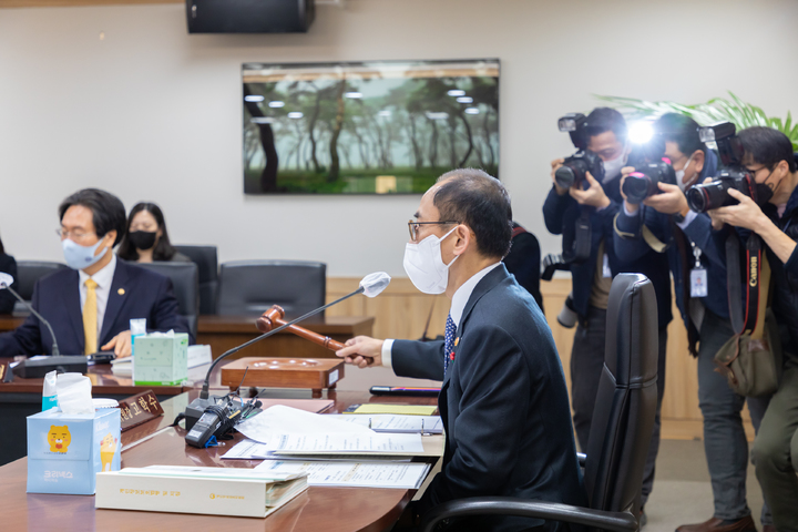 고학수 개인정보보호위원회 위원장이 1월 11일 오전 서울 종로구 정부서울청사에서 제1회 개인정보보호위원회 전체회의 개회를 알리며 의사봉을 두드리고 있다.   *재판매 및 DB 금지