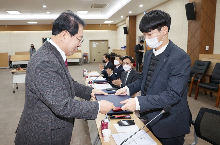 [괴산=뉴시스] 강신욱 기자 = 송인헌 충북 괴산군수가 11일 군청 대회의실에서 열린 3기 괴산군 청년발전위원회 위촉식에서 위원에게 위촉장을 수여하고 있다. (사진=괴산군 제공) 2023.01.11. photo@newsis.com *재판매 및 DB 금지