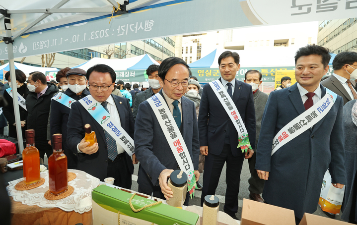 지난 10일 서울시 강서구에서 열린 임실군 농특산물 설맞이 직거래장터에 심민 임실군수(오른쪽 세번째)와 이성재 임실군의장(오른쪽 네번째) 등이 방문해 '청정 임실군표' 농특산물을 살피고 있다. *재판매 및 DB 금지