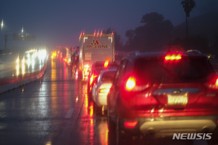 [몬테시토(미 캘리포니아주)=AP/뉴시스] 미국에서 차량 소유에 대한 비용 부담이 커지면서 운전을 포기하는 Z세대가 늘고 있다. 기사 내용과 무관한 사진. 2024.08.21.