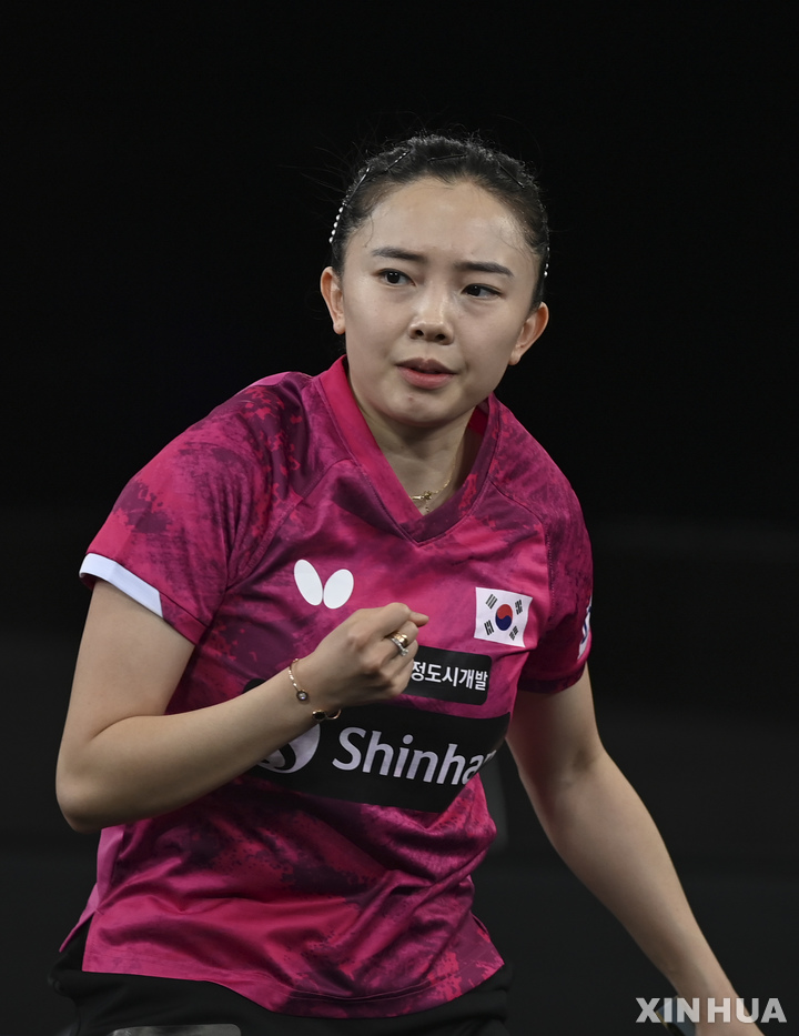 [도하=신화/뉴시스] 전지희가 10일(현지시간) 카타르 도하의 루사일 스포츠 아레나에서 열린 세계탁구선수권대회(WTTC) 아시아예선 여자 단식 32강전에서 스와스티카 고쉬(인도)와&nbsp; 경기하고 있다. 전지희는 고쉬를 세트 스코어 4-0(11-8 11-7 11-6 11-5)으로 완파하고 WTTC 본선 진출권을 따냈다. 2023.01.11.