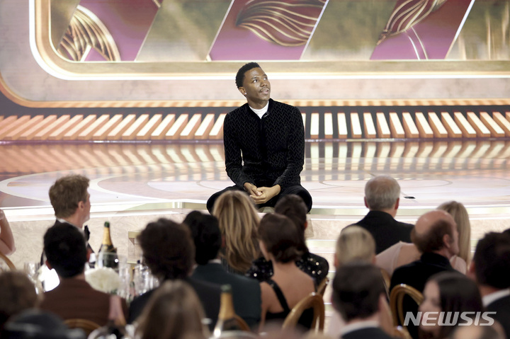 [로스앤젤레스=AP/뉴시스] 제80회 골든글로브 시상식 진행을 맡은 코미디언 제러드 카마이클.