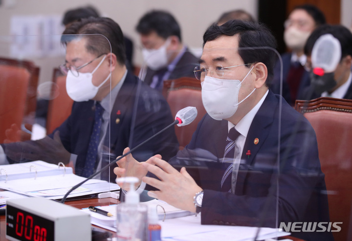 [서울=뉴시스] 고범준 기자 = 이창양 산업통상자원부 장관이 11일 오전 서울 여의도 국회에서 열린 산업통상자원중소벤처기업위원회 전체회의에서 의원 질의에 답변하고 있다. 2023.01.11. bjko@newsis.com