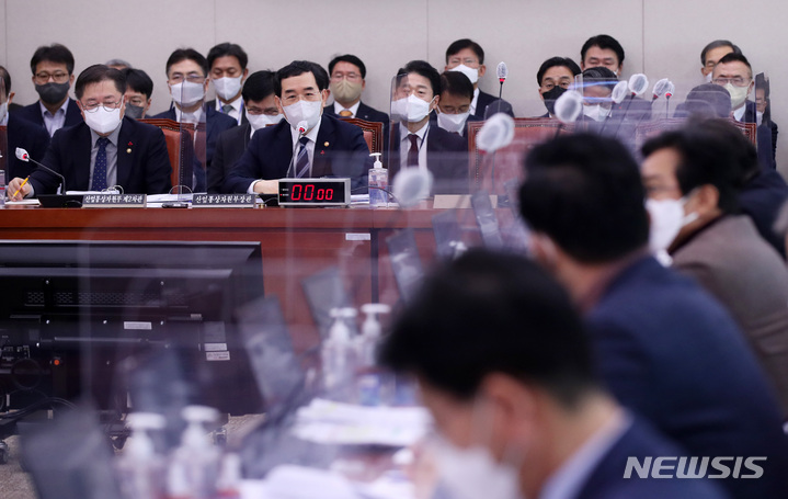 [서울=뉴시스] 고범준 기자 = 이창양(왼쪽 두번째) 산업통상자원부 장관이 11일 오전 서울 여의도 국회에서 열린 산업통상자원중소벤처기업위원회 전체회의에서 의원 질의에 답변하고 있다. 2023.01.11. bjko@newsis.com