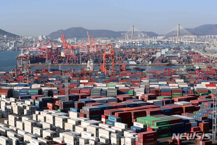[부산=뉴시스] 하경민 기자 = 부산 남구 신선대(사진 아래)와 감만(위) 부두 야적장에 컨테이너가 가득 쌓여 있다. 2023.01.11. yulnetphoto@newsis.com