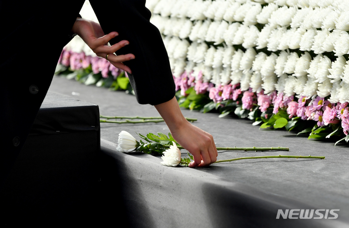 [광주=뉴시스] 김혜인 기자 = 화정아이파크 붕괴 참사 1주기인 11일 오전 광주 서구 화정동 참사현장에서 추모객이 헌화하고 있다. 2023.01.11.hyein0342@newsis.com