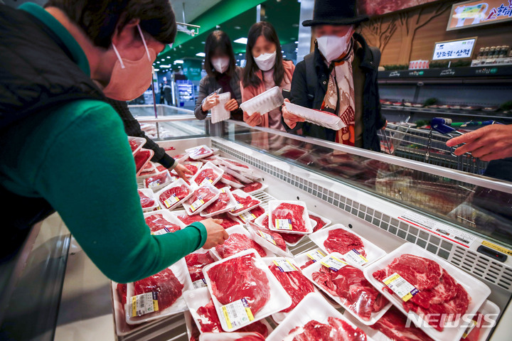 [서울=뉴시스] 정병혁 기자 = 지난달 11일 서울시내 대형마트를 찾은 시민들이 한우를 고르고 있다. 축산물품질평가원, 한국농수산식품유통공사(aT) 등에 따르면 한우 도매가격은 9일 기준 ㎏당 1만5274원으로 1년 전(2만298원)보다 24.8% 하락했다. 2023.01.11. jhope@newsis.com