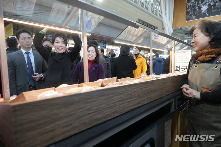 [대구=뉴시스] 홍효식 기자 = 윤석열 대통령 부인 김건희 여사가 11일 대구 서문시장을 찾아 상인에게 손 하트를 보내고 있다. (대통령실통신사진기자단) 2023.01.11. yesphoto@newsis.com