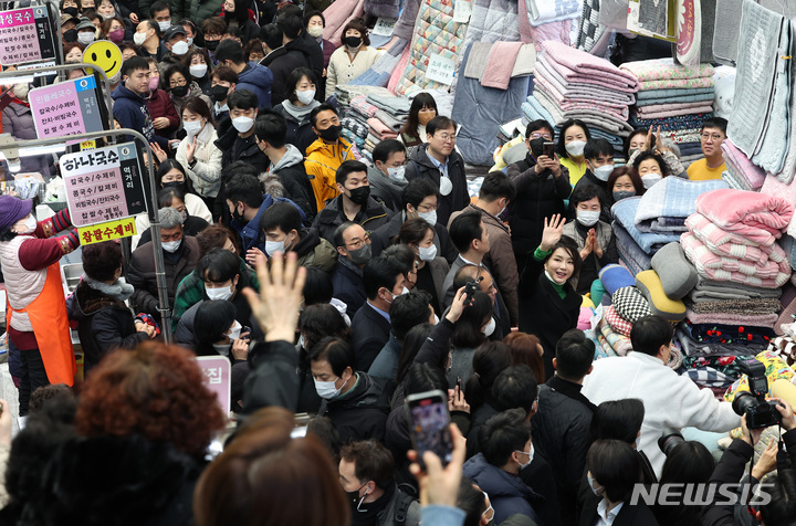 [대구=뉴시스] 홍효식 기자 = 윤석열 대통령 부인 김건희 여사가 11일 대구 서문시장을 찾아 상인과 시민들에게 인사하고 있다. (대통령실통신사진기자단) 2023.01.11. yesphoto@newsis.com