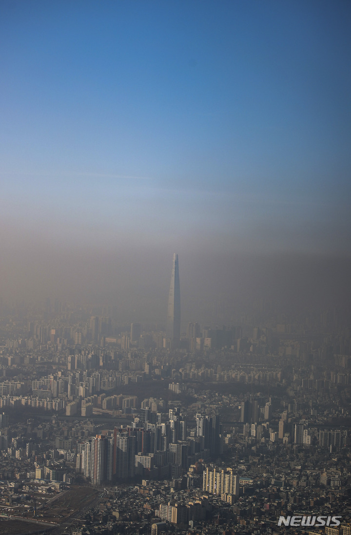 [광주(경기)=뉴시스] 정병혁 기자 = 11일 오후 경기 광주시 남한산성에서 바라본 서울 도심이 미세먼지로 뿌옇게 보이고 있다. 2023.01.11. jhope@newsis.com