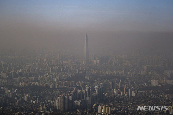 [광주(경기)=뉴시스] 정병혁 기자 = 11일 오후 경기 광주시 남한산성에서 바라본 서울 도심이 미세먼지로 뿌옇게 보이고 있다. 2023.01.11. jhope@newsis.com