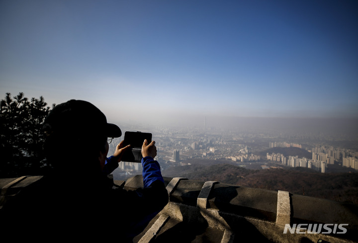 [광주(경기)=뉴시스] 정병혁 기자 = 11일 오후 경기 광주시 남한산성을 찾은 시민들이 사진을 찍고 있다. 2023.01.11. jhope@newsis.com