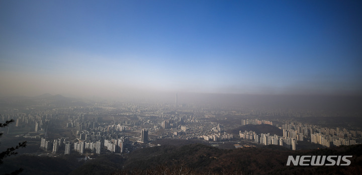 [광주(경기)=뉴시스] 정병혁 기자 = 11일 오후 경기 광주시 남한산성에서 바라본 서울 도심에 미세먼지층이 선명하게 보이고 있다. 2023.01.11. jhope@newsis.com
