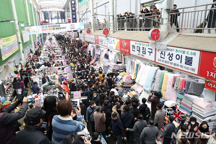 [대구=뉴시스] 홍효식 기자 = 윤석열 대통령 부인 김건희 여사가 11일 대구 서문시장을 찾아 상인과 이야기를 나누고 있다. (대통령실통신사진기자단) 2023.01.11. yesphoto@newsis.com
